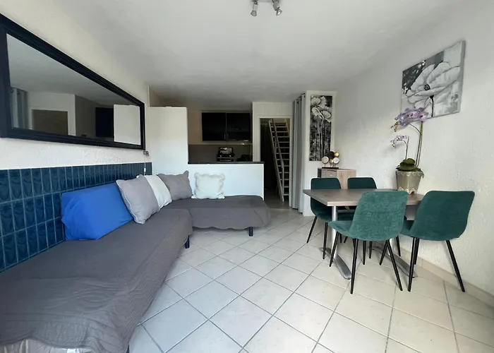 Holiday home Les Pieds Dans L'eau